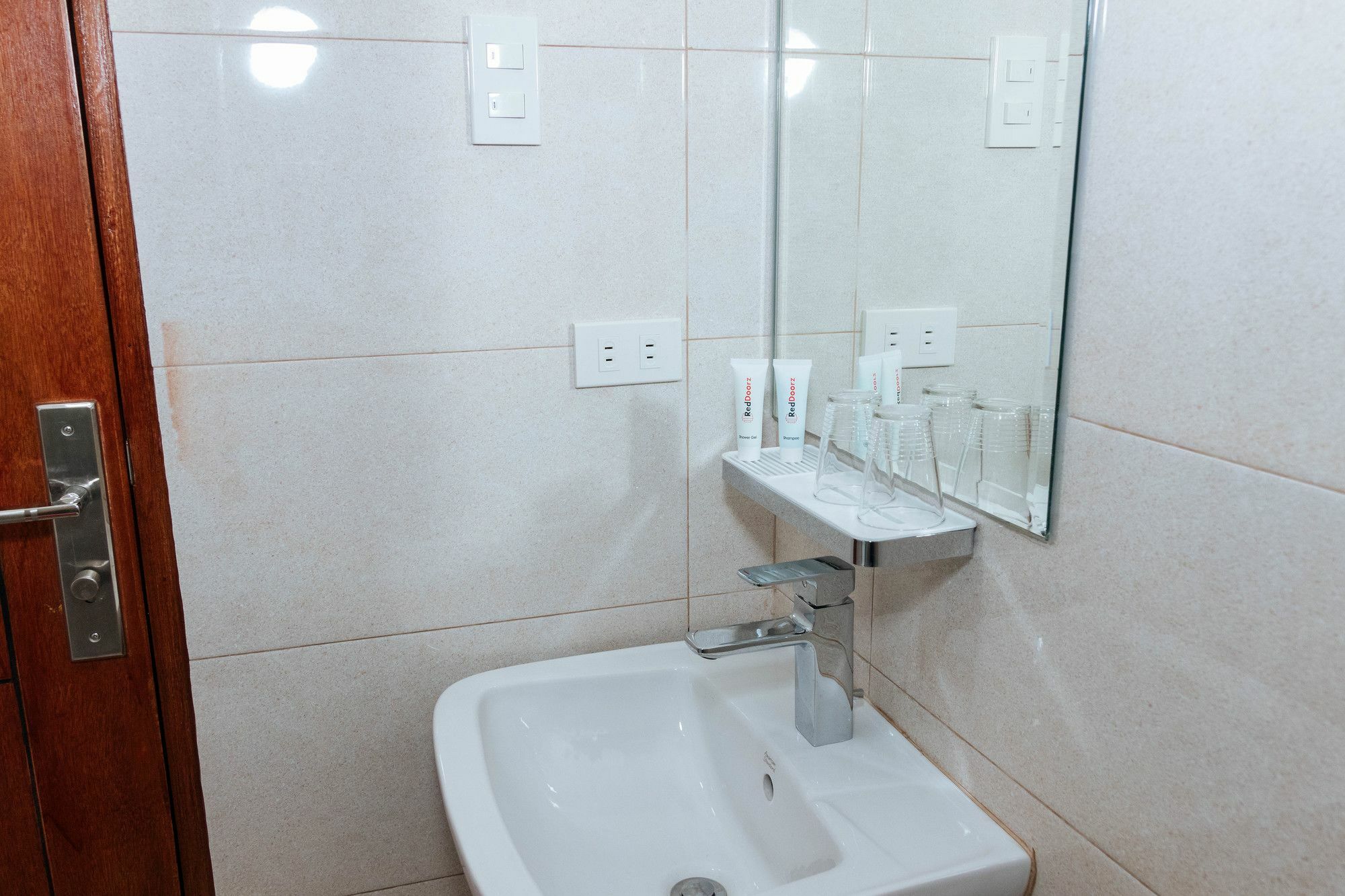 Reddoorz Premium @ Sampaloc Makati Hotel Makati City Exterior photo